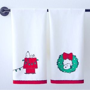 NEVER USED: POTTERY BARN Peanuts™ Holiday Guest Towels - Set of 2